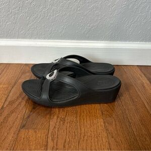 Crocs Sanrah Wedges Sandals Slides Slip On Shoes Women’s Size 6 Black